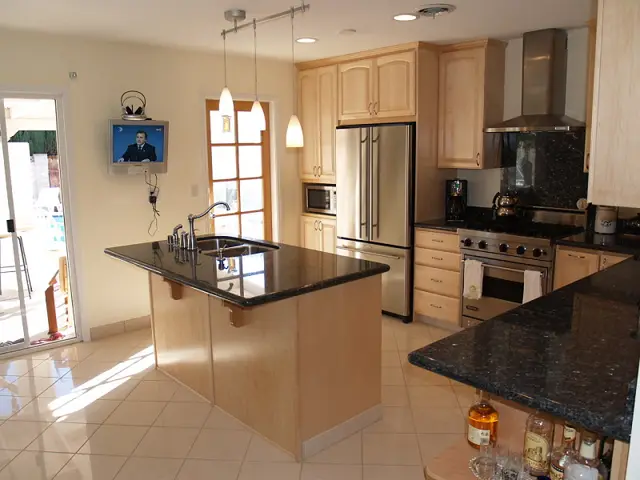 Kitchen with breakfast bar